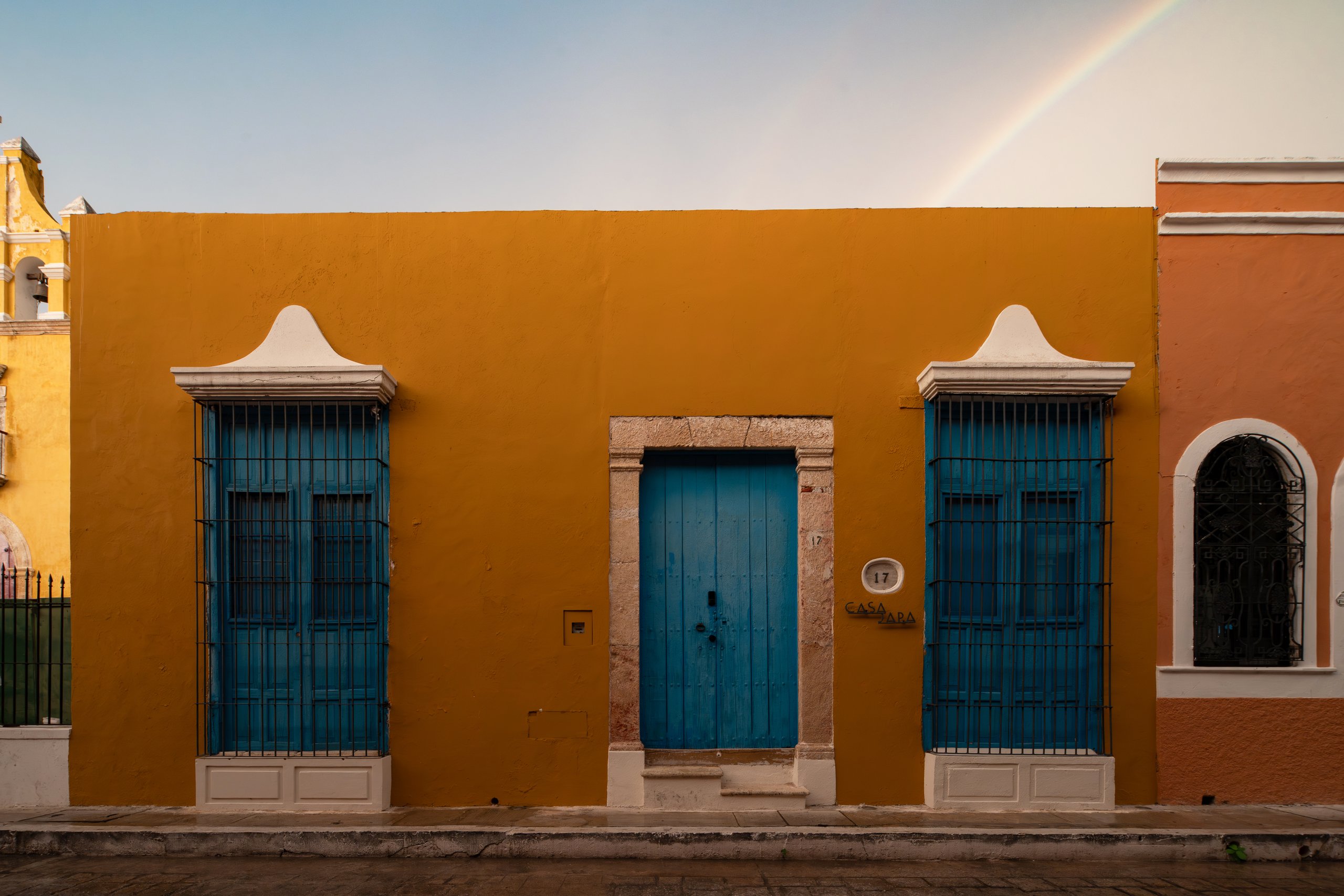 Fachada colonial de Casa Japa en Campeche — muros terracota y ventanas azules en el centro histórico
