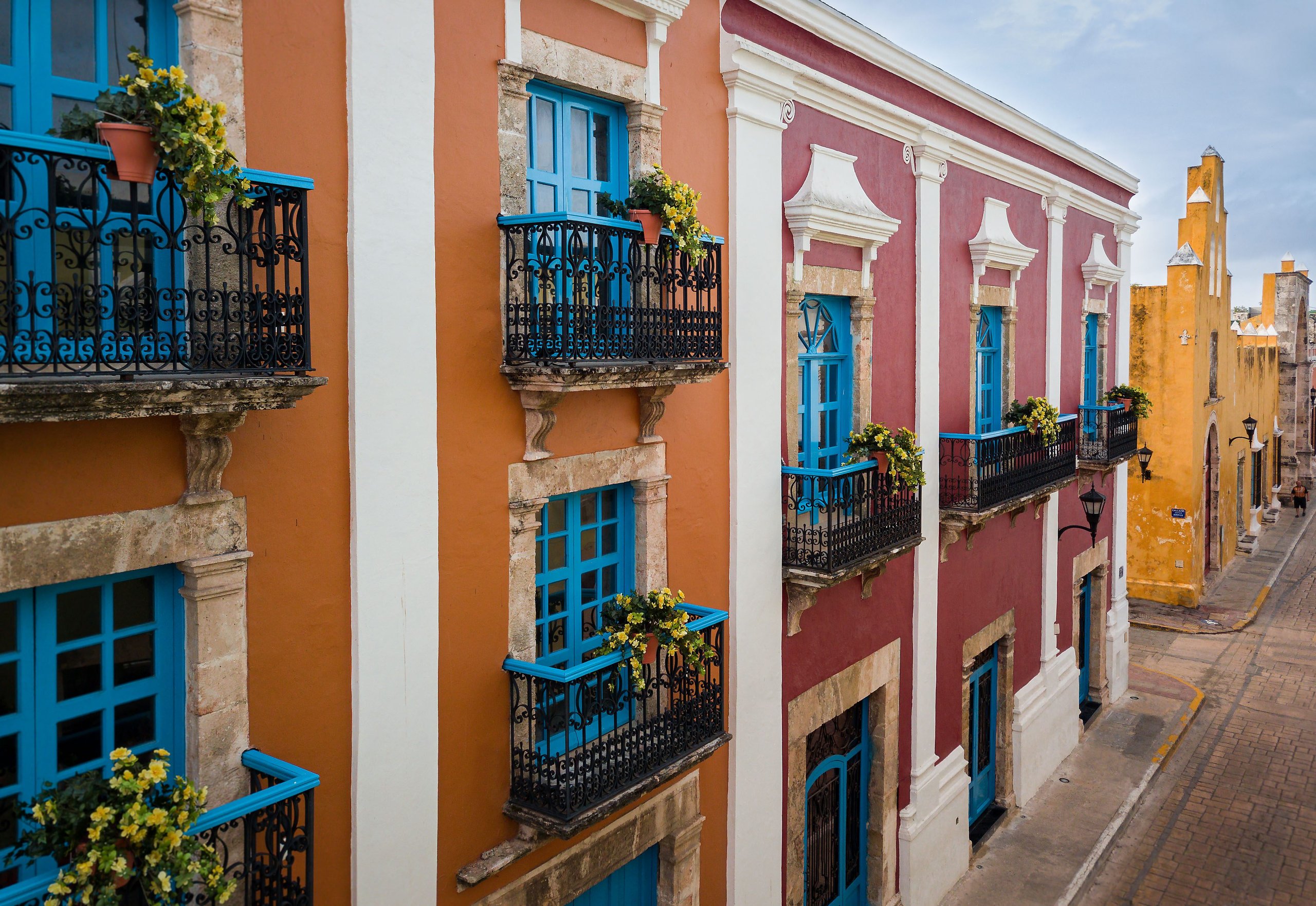Fachadas coloniales de colores en el centro histórico de Campeche — Patrimonio Mundial UNESCO