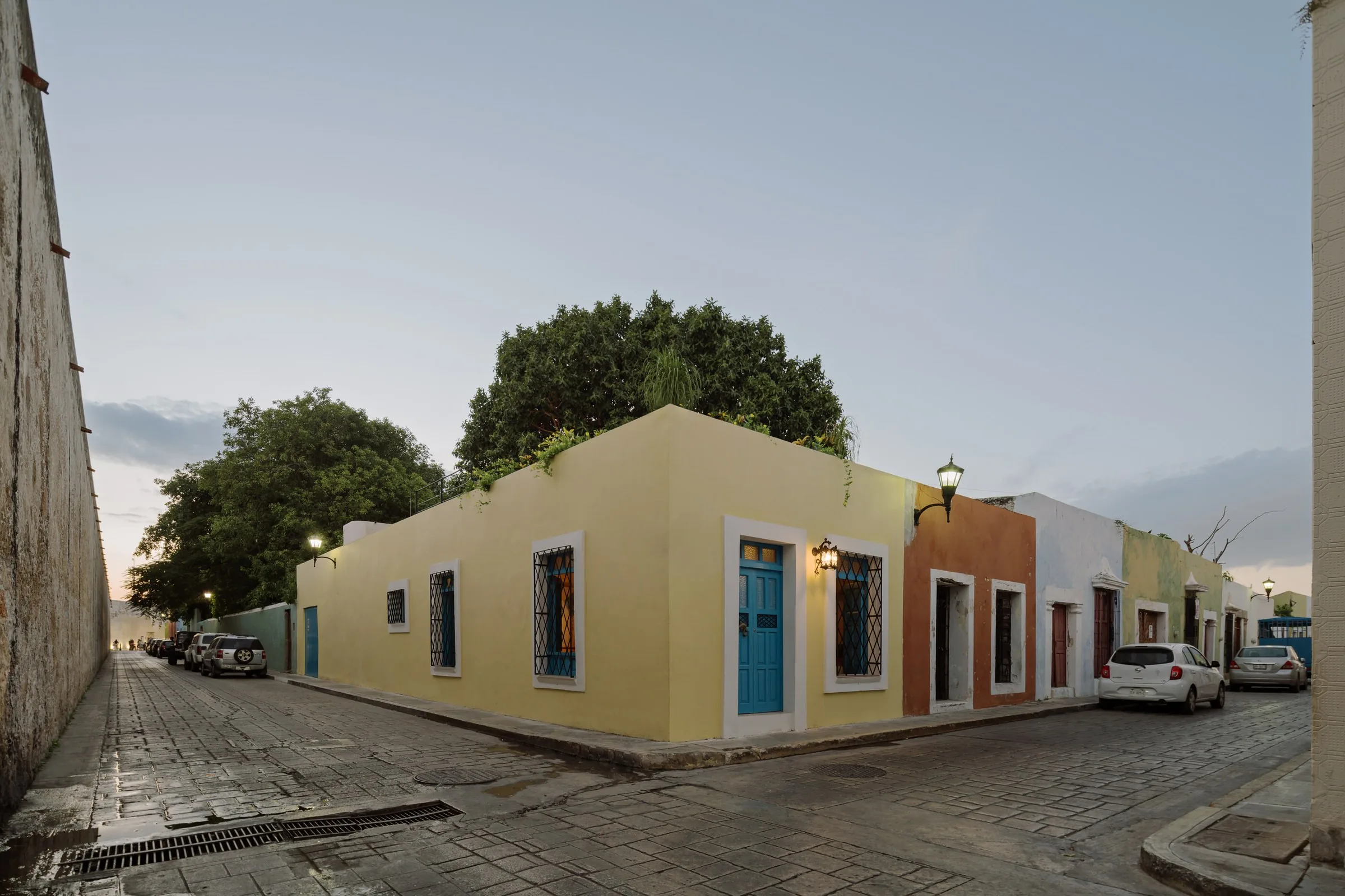 Casa Muralla y las fachadas de colores de su calle empedrada al atardecer, en Campeche