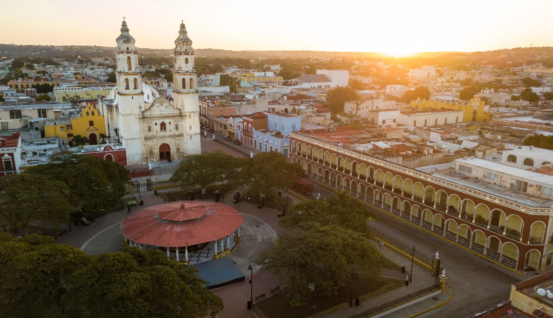 Plaza Principal y Catedral de Campeche al amanecer, vistas desde el aire. Casonas MX