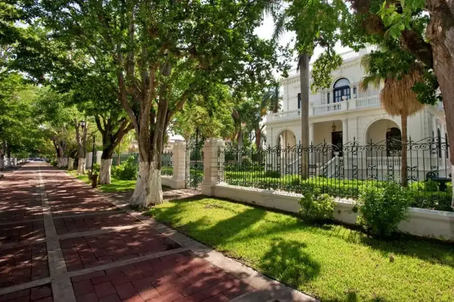 El Paseo de Montejo de Mérida, con sus casonas y su alameda arbolada
