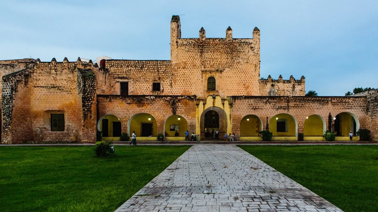 El convento de San Bernardino de Siena en Valladolid al anochecer, con su explanada empedrada